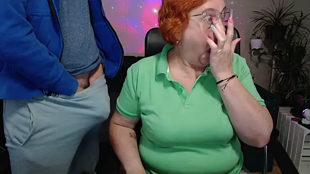 Snapshot of JoannaAndNeighbour chatting on 09/28/25, 08:43 JoannaAndNeighbour online show from 09/28/25, 08:43