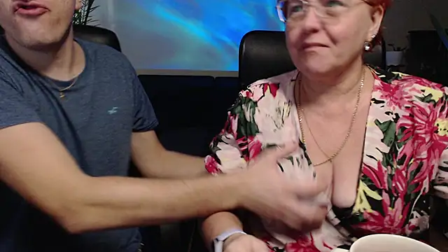 Snapshot of JoannaAndNeighbour chatting on 10/29/25, 12:26 JoannaAndNeighbour online show from 10/29/25, 12:26