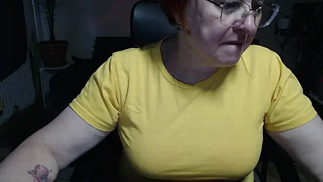 Snapshot of JoannaAndNeighbour chatting on 10/21/25, 02:49 JoannaAndNeighbour online show from 10/21/25, 02:49