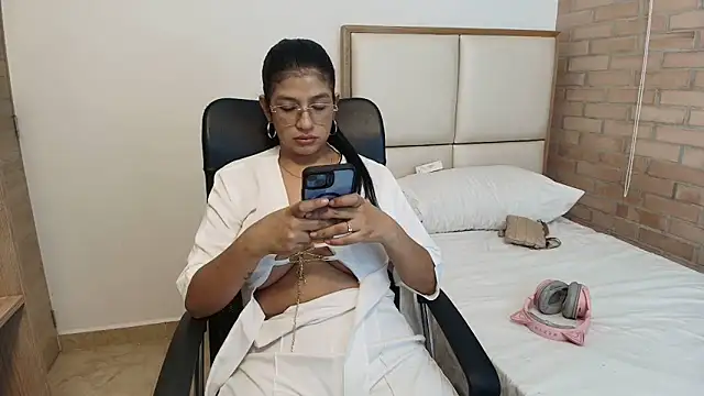 sara2520 online show from 04/19/26, 12:00