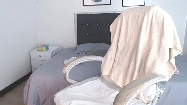 selena yourmilf online show from 04/14/26, 02:33