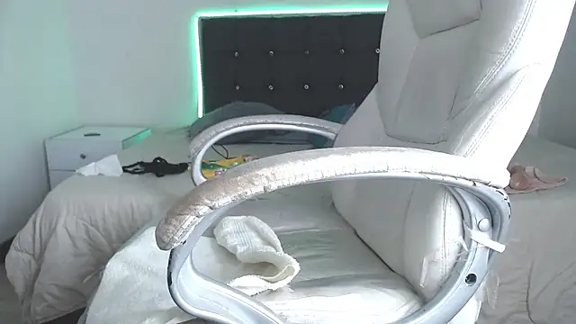 selena yourmilf online show from 12/13/25, 08:04