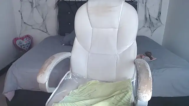 selena yourmilf online show from 10/14/25, 03:01