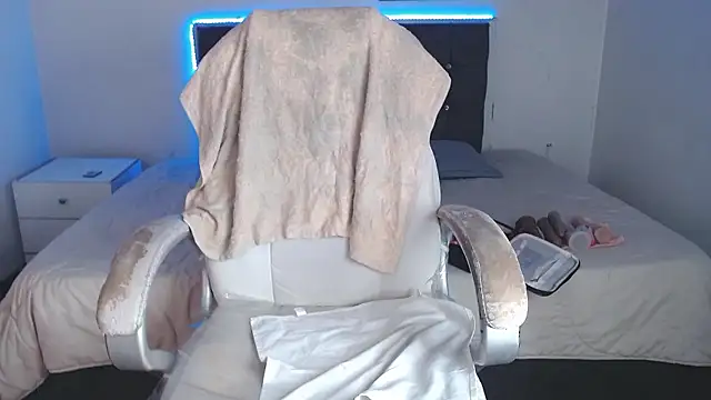 selena yourmilf online show from 01/13/26, 02:21