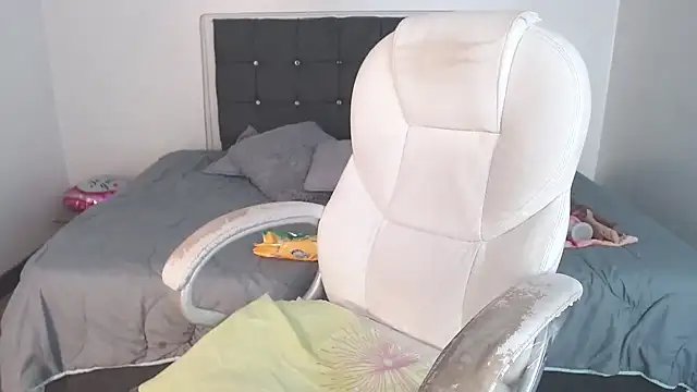 selena yourmilf online show from 09/17/25, 05:04