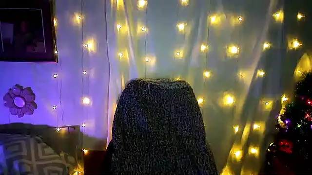 Snapshot of Victoria_Marks chatting on 12/14/24, 09:02 Victoria Marks online show from 12/14/24, 09:02