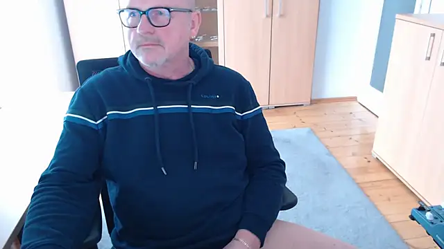 Snapshot of V2_Rotate chatting on 03/10/25, 11:45 V2 Rotate online show from 03/10/25, 11:45