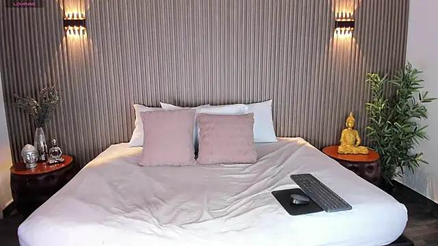 Snapshot of CloeHarp chatting on 11/03/25, 12:09 CloeHarp online show from 11/03/25, 12:09