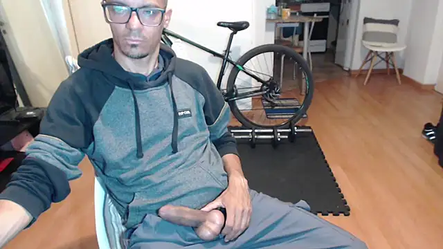 Snapshot of guachin_hunk chatting on 10/19/25, 06:27 guachin hunk online show from 10/19/25, 06:27