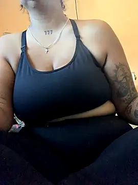 Snapshot of Madsion23 chatting on 10/14/25, 08:37 Madsion23 online show from 10/14/25, 08:37