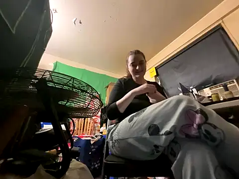 Snowbunnycake 131 online show from 12/15/25, 02:17