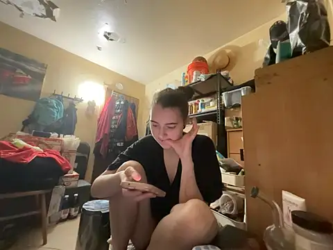 Snapshot of Snowbunnycake_131 chatting on 06/28/26, 03:02 Snowbunnycake 131 online show from 06/28/26, 03:02
