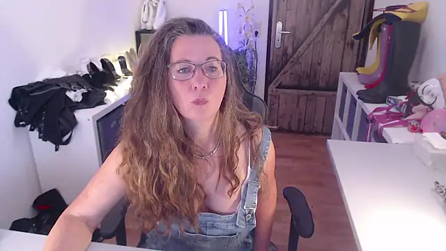Snapshot of GeilesLuder75 chatting on 05/15/26, 03:32 GeilesLuder75 online show from 05/15/26, 03:32
