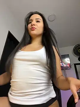 Snapshot of Mavie_roses chatting on 11/05/25, 12:03 Mavie roses online show from 11/05/25, 12:03