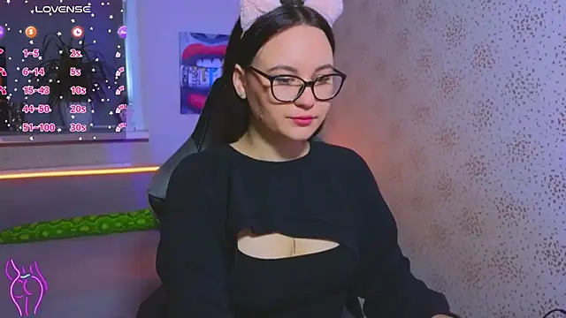 Snapshot of EsterLogan chatting on 09/30/25, 10:43 EsterLogan online show from 09/30/25, 10:43