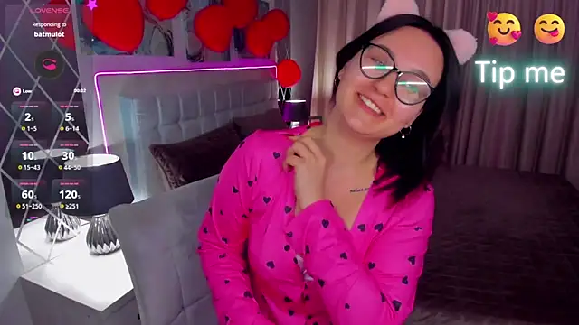 Snapshot of EsterLogan chatting on 03/01/25, 01:18 EsterLogan online show from 03/01/25, 01:18