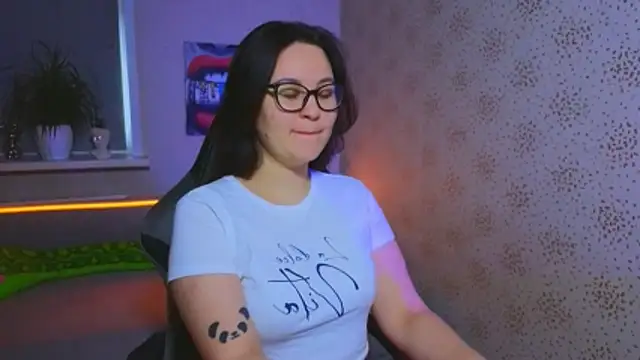 EsterLogan online show from 11/07/25, 09:25