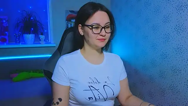 EsterLogan online show from 11/17/25, 11:25