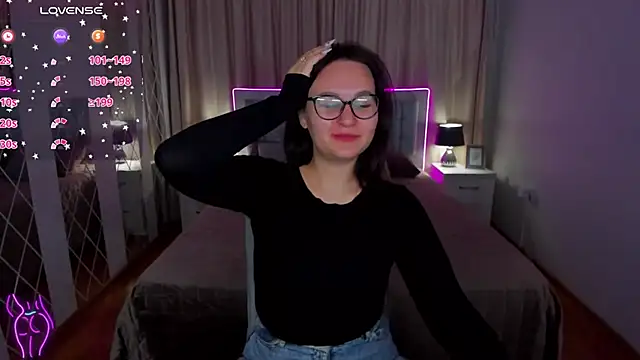 Snapshot of EsterLogan chatting on 09/26/25, 10:33 EsterLogan online show from 09/26/25, 10:33