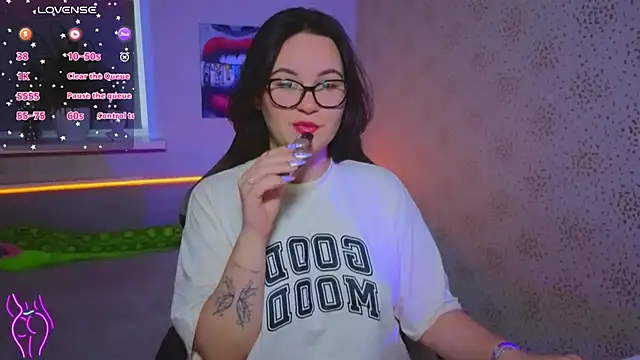 EsterLogan online show from 11/02/25, 11:15