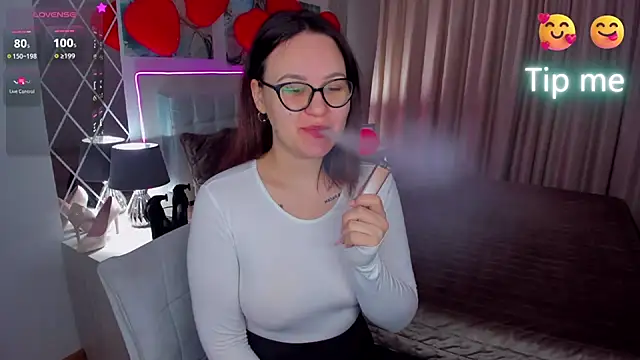Snapshot of EsterLogan chatting on 02/18/25, 05:42 EsterLogan online show from 02/18/25, 05:42