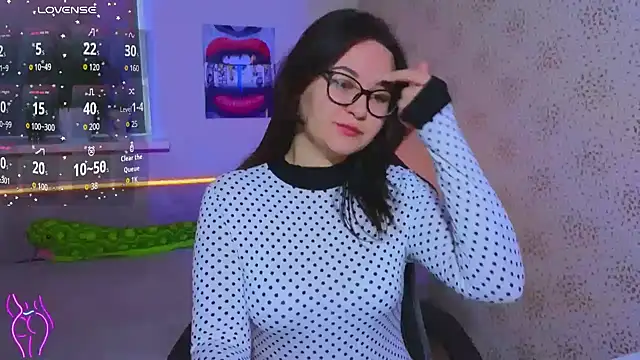 EsterLogan online show from 10/27/25, 09:32