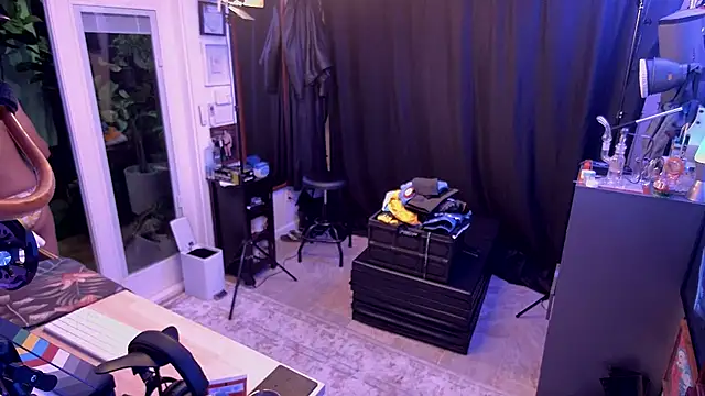 Briefs bud online show from 12/18/25, 05:23