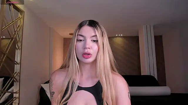 Snapshot of NiaHolland chatting on 05/13/26, 06:26 NiaHolland online show from 05/13/26, 06:26
