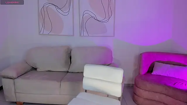 Snapshot of NiaHolland chatting on 06/20/26, 06:13 NiaHolland online show from 06/20/26, 06:13