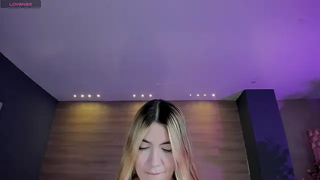 Snapshot of NiaHolland chatting on 04/22/26, 06:14 NiaHolland online show from 04/22/26, 06:14