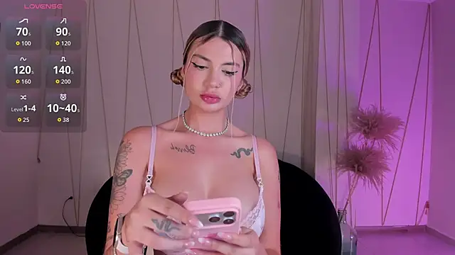 NiaHolland online show from 11/22/25, 06:29