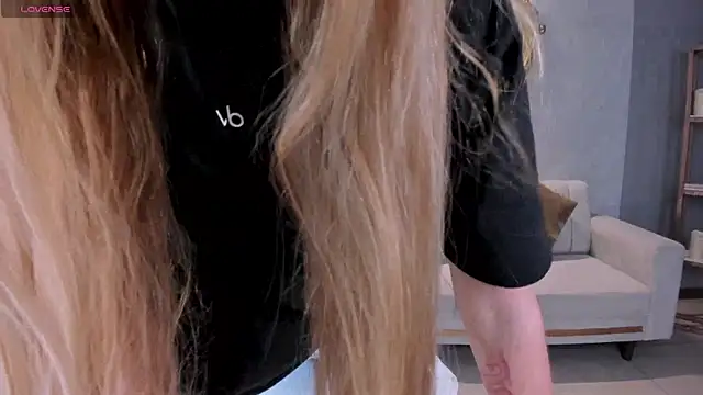 NiaHolland online show from 12/16/25, 07:07