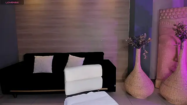 Snapshot of NiaHolland chatting on 05/11/26, 06:49 NiaHolland online show from 05/11/26, 06:49