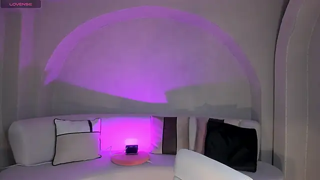 NiaHolland online show from 10/24/25, 07:57