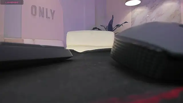 NiaHolland online show from 12/14/25, 06:13