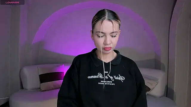 NiaHolland online show from 10/27/25, 11:33