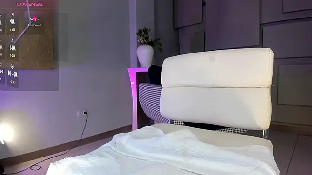 NiaHolland online show from 12/13/25, 08:04