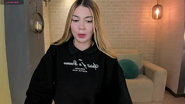 NiaHolland online show from 10/26/25, 06:08