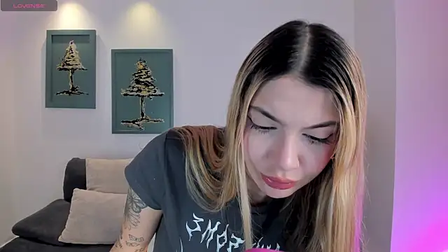 Snapshot of NiaHolland chatting on 05/12/26, 12:00 NiaHolland online show from 05/12/26, 12:00