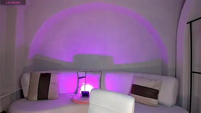 NiaHolland online show from 10/29/25, 07:35