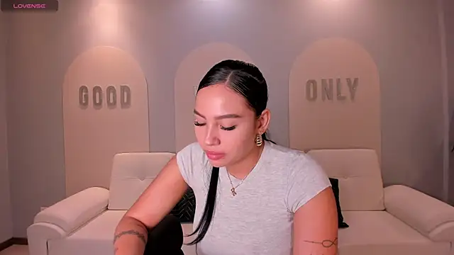 Snapshot of MollyJones_ chatting on 06/17/26, 07:24 MollyJones online show from 06/17/26, 07:24