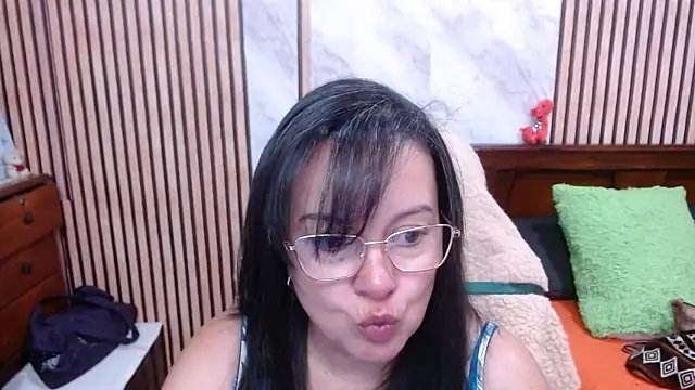 Snapshot of Sonialorens_ chatting on 10/16/25, 09:56 Sonialorens online show from 10/16/25, 09:56
