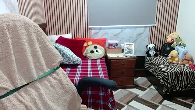 Sonialorens  online show from 04/22/26, 04:58
