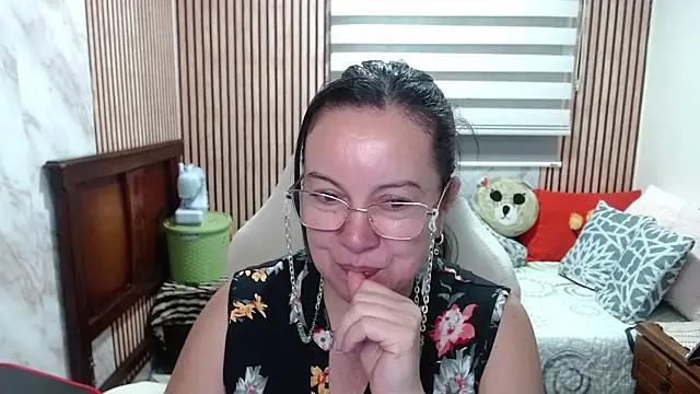 Sonialorens  online show from 05/04/26, 10:23