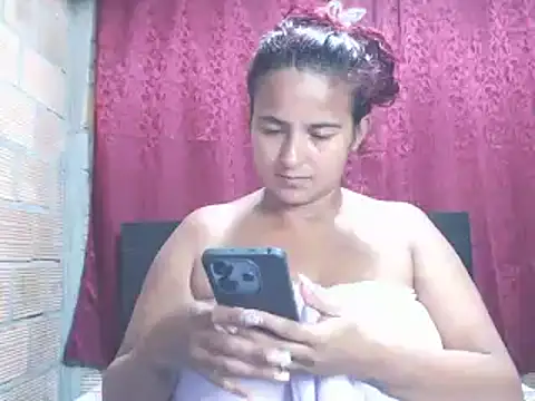 Snapshot of isabella_dirty69 chatting on 09/10/25, 03:16 isabella dirty69 online show from 09/10/25, 03:16