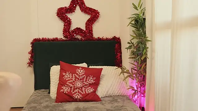 Luna Riva online show from 12/15/25, 09:37