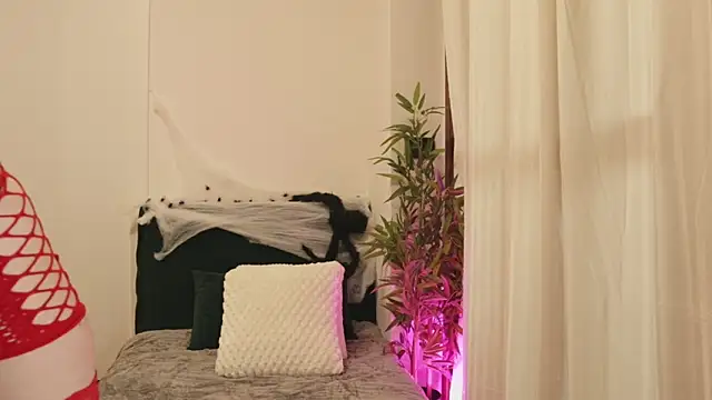 Luna Riva online show from 10/23/25, 09:41