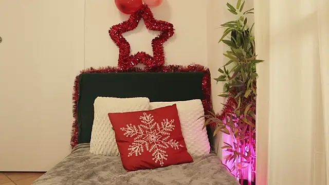 Snapshot of Luna_Riva chatting on 12/19/25, 09:44 Luna Riva online show from 12/19/25, 09:44