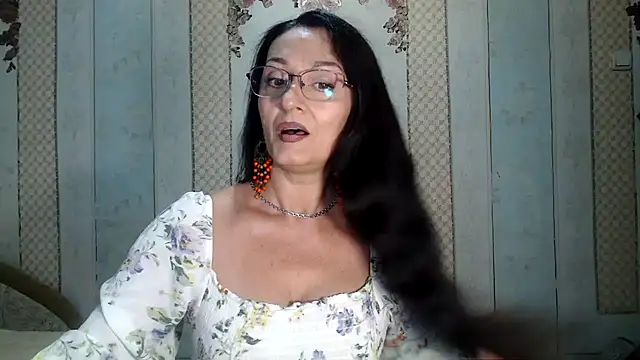 Snapshot of Antralyn chatting on 10/03/25, 11:34 Antralyn online show from 10/03/25, 11:34