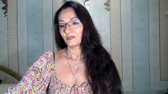 Snapshot of Antralyn chatting on 10/24/25, 09:19 Antralyn online show from 10/24/25, 09:19